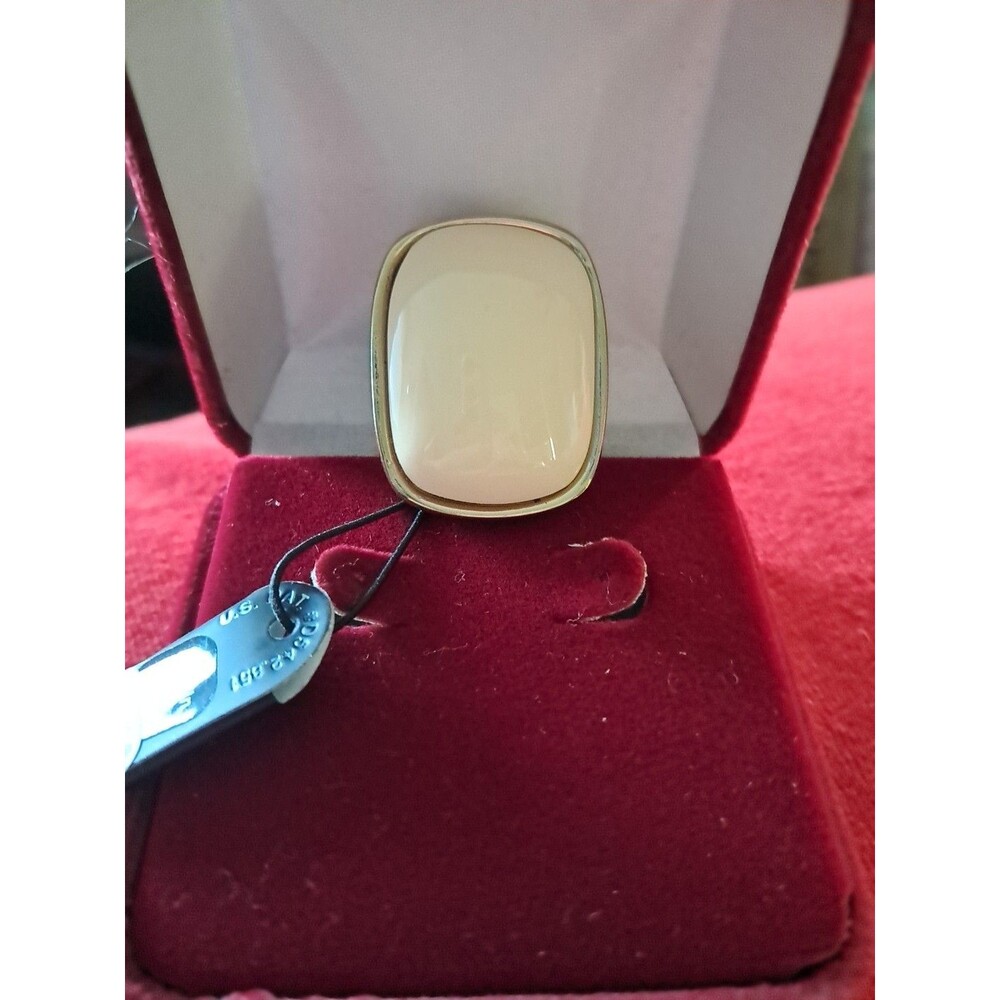 Large Ivory Stone Ring Goldtone  Stretches To Adjust Size S-M